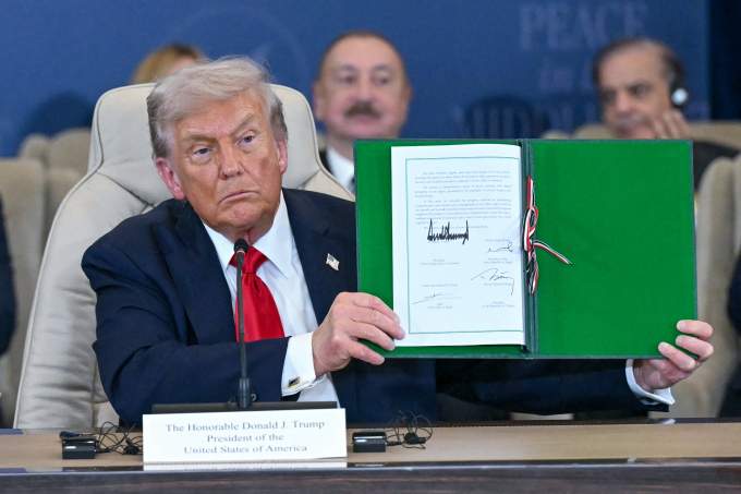 Tổng thống Mỹ Donald Trump cầm tuyên bố chung về Gaza tại hội nghị thượng đỉnh ở Ai Cập ngày 13/10. Ảnh: AFP
