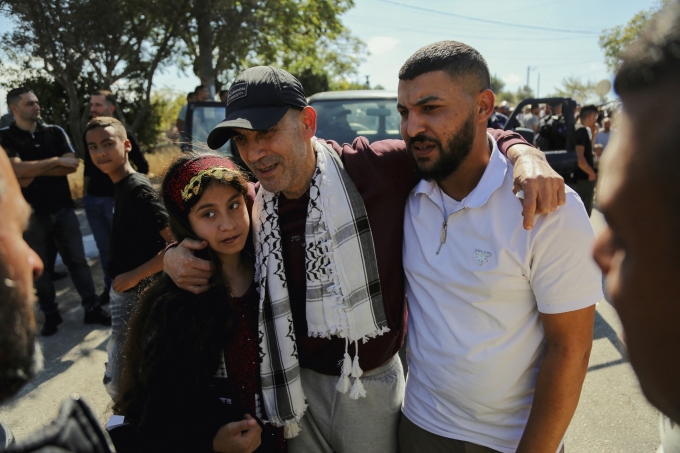 Một tù nhân Palestine bị giam giữ trong nhà tù quân sự Ofer của Israel, được người thân đón về nhà sau khi được trả tự do ở Ramallah, Bờ Tây, ngày 13/10. Ảnh: AFP
