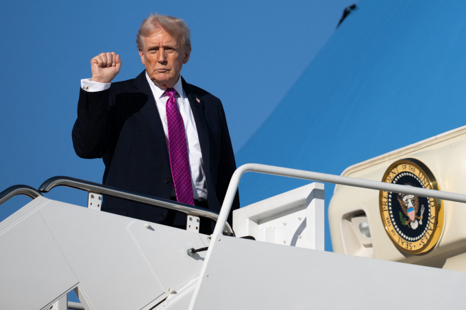 Tổng thống Mỹ Donald Trump bước lên chuyên cơ Không lực Một để di chuyển tới Mar-a-lago hôm 17/10. Ảnh: AFP