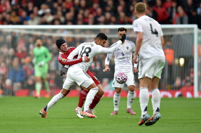 Tiền vệ Casemiro cản một pha đi bóng của Alexis MacAllister trong trận Man Utd thắng Liverpool 2-1 tại Anfield ở vòng 8 Ngoại hạng Anh ngày 19/10/2025. Ảnh: AFP