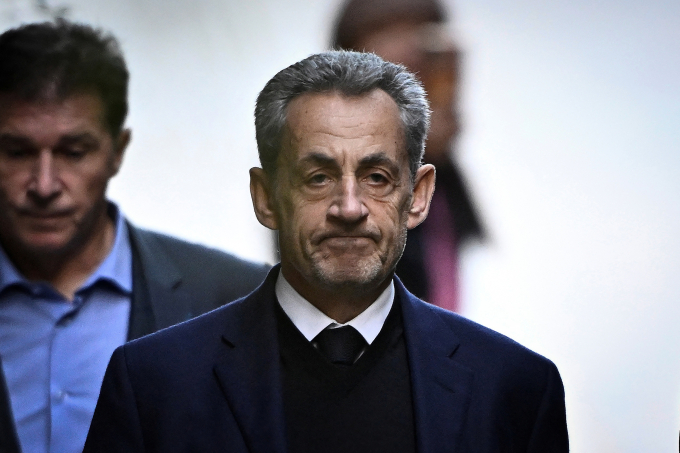 Cựu tổng thống Pháp Nicolas Sarkozy rời nhà riêng để di chuyển tới nhà tù La Sante ở Paris ngày 21/10. Ảnh: AFP