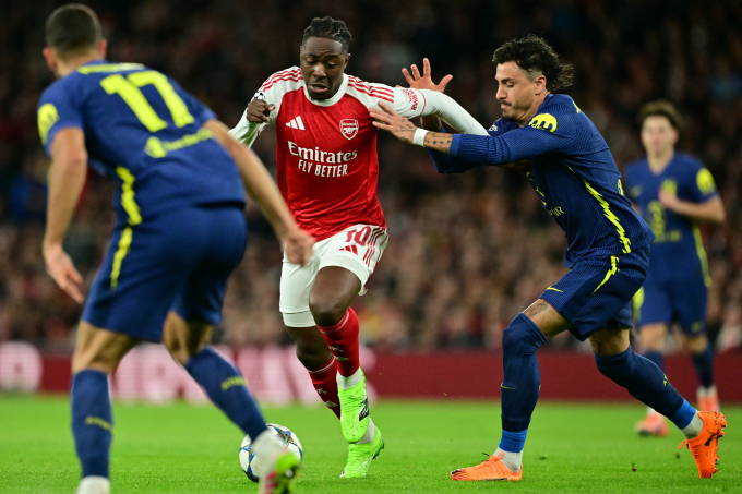 Eberechi Eze đi bóng trong trận Arsenal thắng Atletico Madrid 4-0 ở lượt ba vòng bảng Champions League trên sân Emirates ngày 22/10/2025. Ảnh: AFP