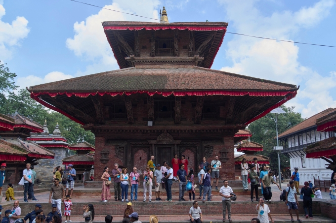 Du khách đứng đợi để chiêm ngưỡng tân Thánh nữ trong lễ rước đến đền thờ ở Kathmandu hôm 30/9. Ảnh: AP