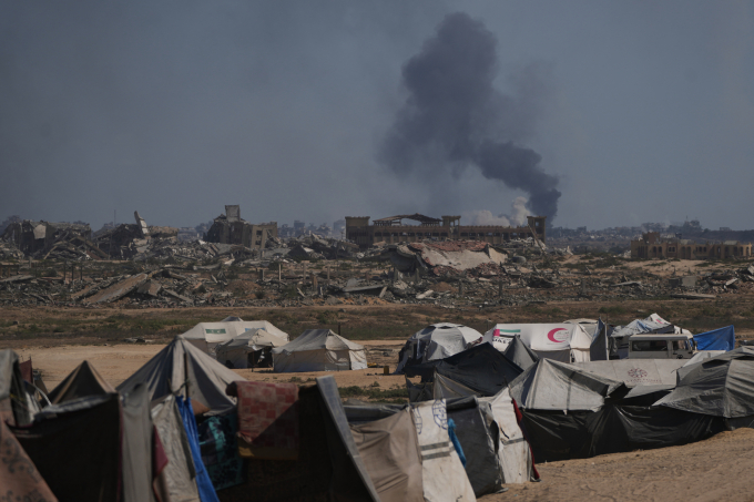 Khói đen bốc lên trời sau một cuộc tấn công quân sự của Israel ở Gaza City ngày 2/10. Ảnh: AP