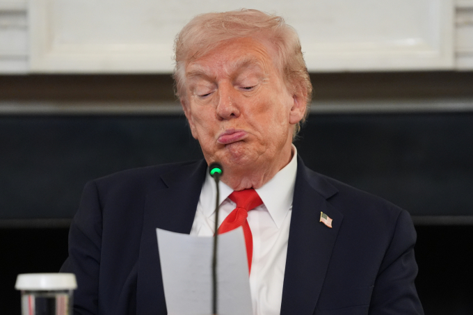 Biểu cảm của Tổng thống Donald Trump khi ông đọc ghi chú do Ngoại trưởng Marco Rubio gửi tại Nhà Trắng ngày 8/10. Ảnh: AP