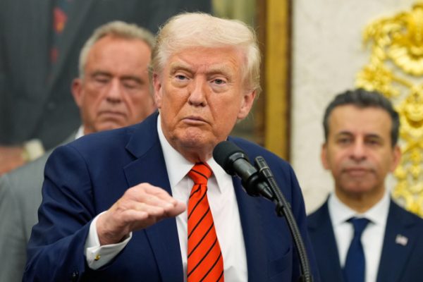 Ông Trump áp thuế 100% lên hàng hóa Trung Quốc: Tin mới nhất