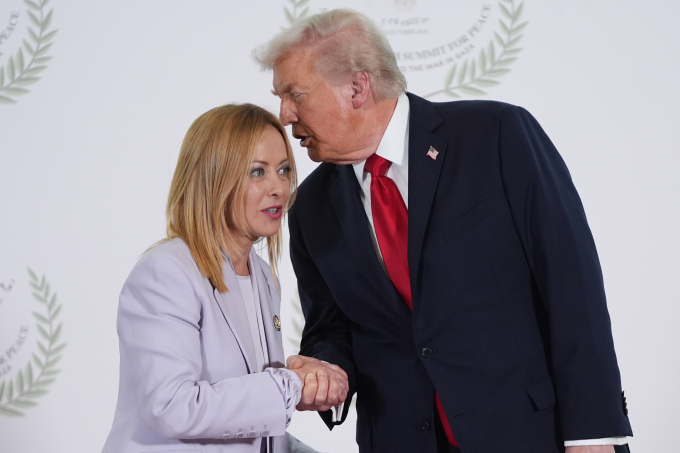Tổng thống Mỹ Donald Trump bắt tay Thủ tướng Italy Giorgia Meloni tại hội nghị thượng đỉnh về Gaza tại Ai Cập ngày 13/10. Ảnh: AP
