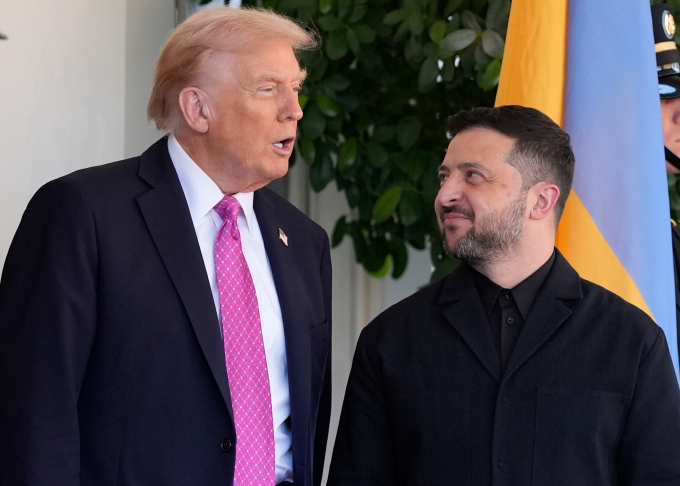 Tổng thống Mỹ Donald Trump (trái) đón người đồng cấp Ukraine Volodymyr Zelensky tại Nhà Trắng ngày 17/10. Ảnh: AP