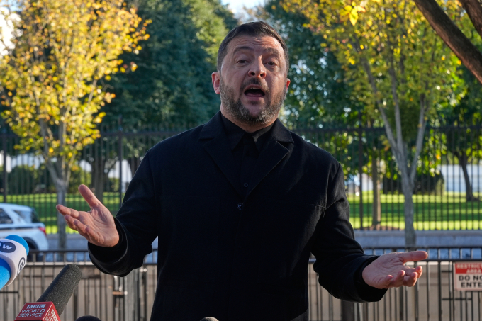 Tổng thống Ukraine Volodymyr Zelensky trả lời báo giới bên ngoài Nhà Trắng sau cuộc gặp với Tổng thống Donald Trump ngày 17/10. Ảnh: AP