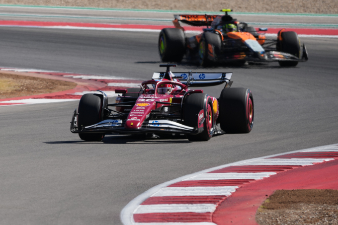 Tay đua Ferrari Charles Leclerc chạy trước đồng nghiệp McLaren Lando Norris ở vòng đua chính thức Grand Prix Mỹ trên đường đua Austin, Texas ngày 19/10/2025. Ảnh: AP