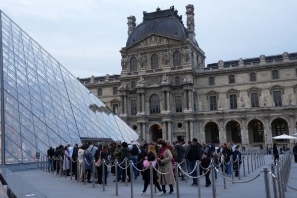 Louvre Museum Mở Cửa Lại Sau Vụ Cướp: Tin Tức Du Lịch