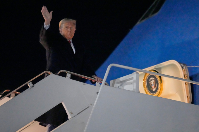 Tổng thống Donald Trump vẫy tay trước khi bắt đầu công du châu Á tại căn cứ Andrews, bang Maryland, ngày 24/10. Ảnh: AP