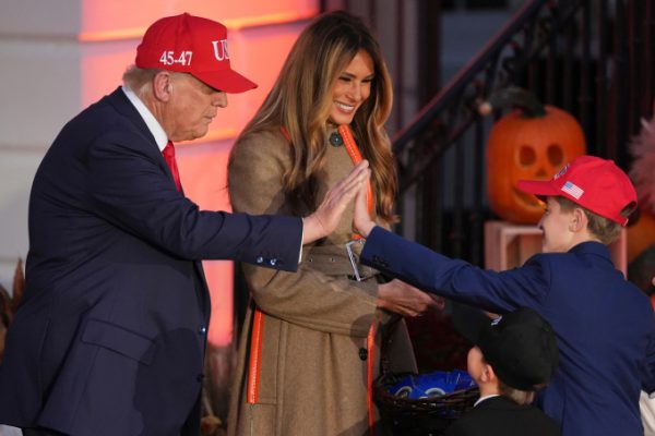 Ông Trump và vợ phát kẹo Halloween tại Nhà Trắng
