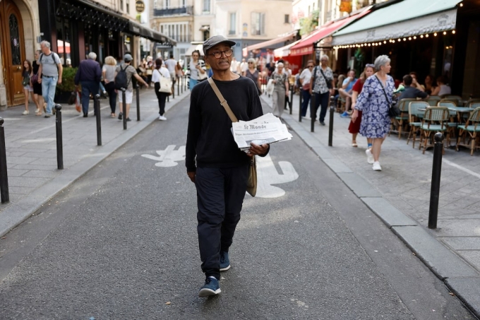 Ali Akbar bán hàng trên phố Latinh, chiều 16/9. Ảnh: AFP