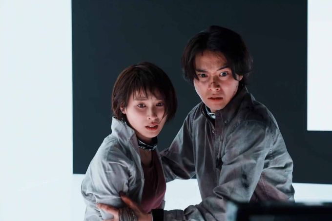 Arisu (phải, Yamazaki Kento) và Usagi (Tao Tsuchiya) trong phim Alice in Borderland 3. Ảnh: Netflix