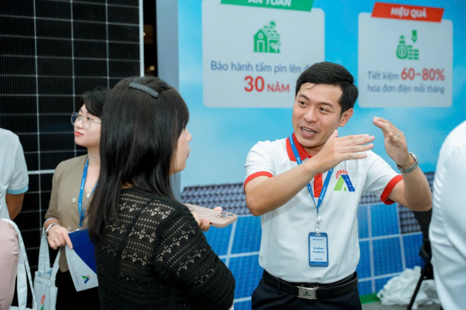 Đội ngũ tư vấn của An Gia Solar giải đáp các thắc mắc của khách hàng trong hội thảo. Ảnh: An Gia Solar