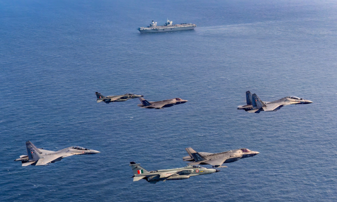 Tàu sân bay HMS Prince of Wales và các máy bay Anh, Ấn Độ trong cuộc tập trận hôm 14/10. Ảnh: Hải quân Ấn Độ
