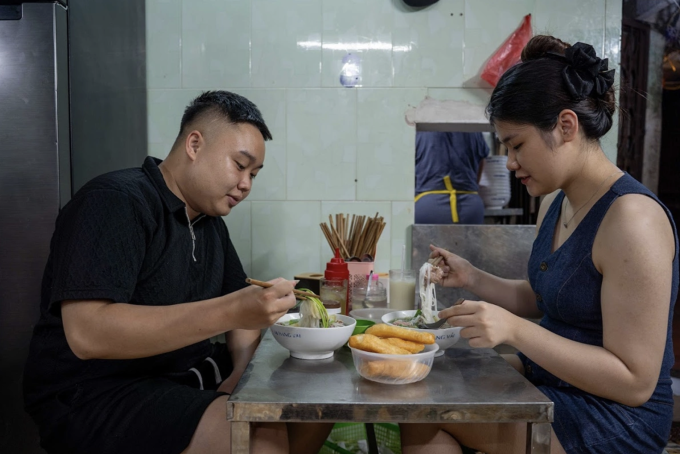 Du khách thưởng thức quán phở Lâm, Hà Nội hồi 7/2025. Ảnh: Hoàng Giang