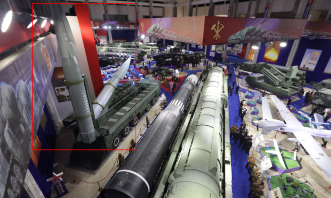 Hai tên lửa Hwasong-11Ma kèm bệ phóng (khoanh đỏ) tại Triển lãm Phát triển Quốc phòng 2025 hôm 4/10. Ảnh: KCNA