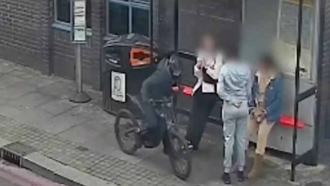 Một tên trộm trên chiếc xe đạp điện đang áp sát nhóm người trên phố ở London. Ảnh: Met Police