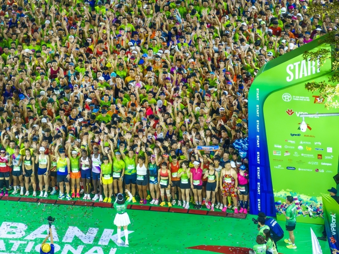 VĐV tham gia VPBank Hanoi International Marathon năm ngoái đứng trước vạch xuất phát. Ảnh: VPBank