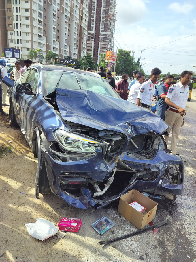 Chiếc BMW gây tai nạn hư hỏng nặng. Ảnh: Surya Reddy