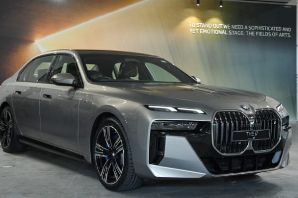BMW và Mercedes: Hai thái cực doanh số trên thị trường