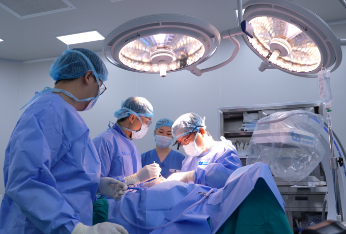 Tiến sĩ Nghĩa phẫu thuật cho anh Tuấn. Ảnh: Bệnh viện Đa khoa Tâm Anh