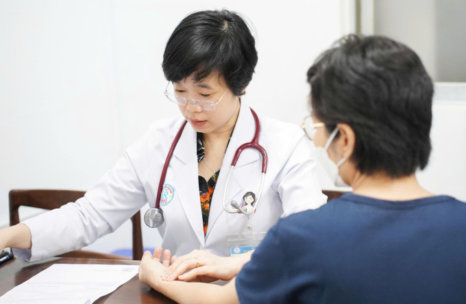 Bác sĩ Uyên Phương thăm khám người bệnh. Ảnh: Hạnh Quyên