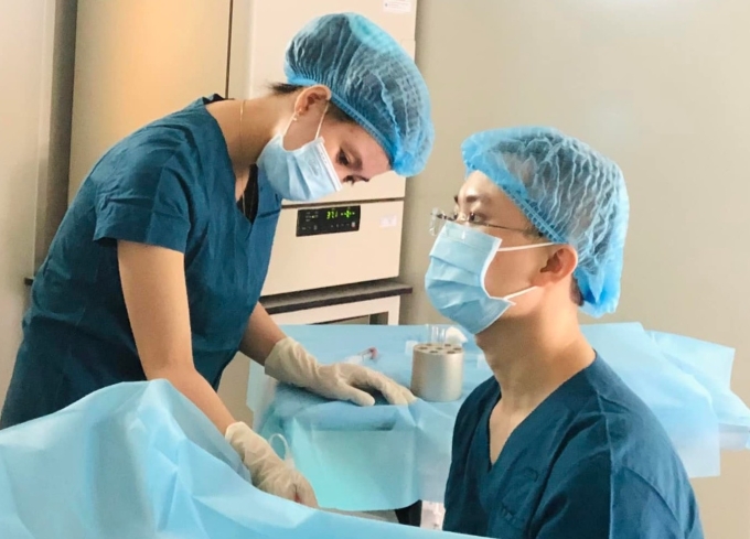 Bác sĩ Tiến thủ thuật chọc hút trứng cho bệnh nhân. Ảnh: Minh Thư