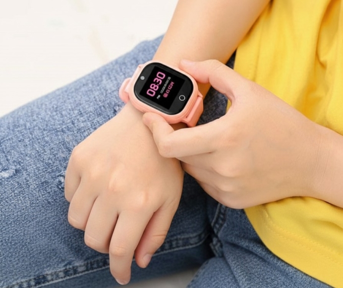 Trẻ dễ dàng cài đặt các tính năng trên đồng hồ BiboWatch. Ảnh: VNPT