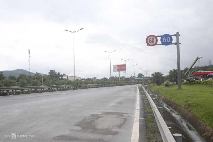 Đoạn Yên Bái - Lào Cai chỉ có hai làn xe. Ảnh: Việt An