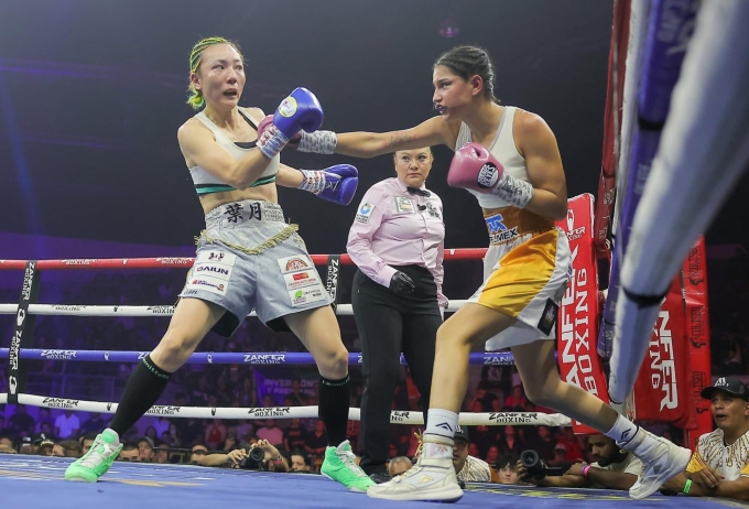 Camila Zamorano (phải) ra đòn trong trận tranh đai vô địch WBC hạng atomweight gặp Sana Hazuki tại Hermosillo, Sonora, Mexico ngày 25/10/2025. Ảnh: Eleazar Escobar