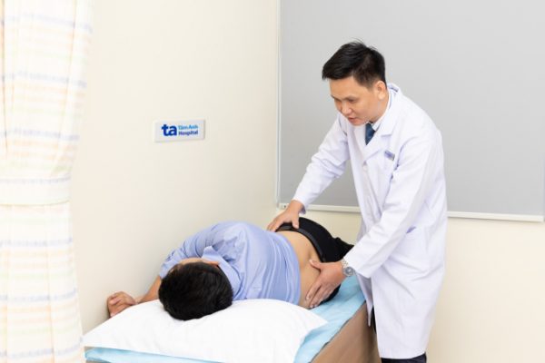Vặn người kêu răng rắc: Nguyên nhân và nguy hiểm tiềm ẩn