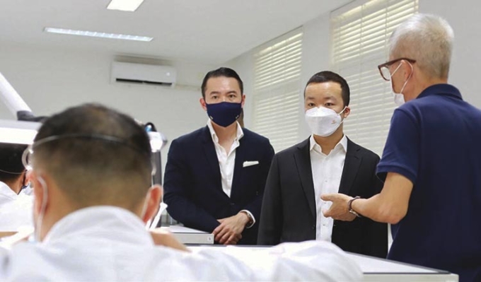 Chen Zhi thăm trung tâm đào tạo nghề do tập đoàn tài trợ, tập trung vào đồng hồ sang của Thụy Sĩ, vào năm 2022. Ảnh: Khmer Times