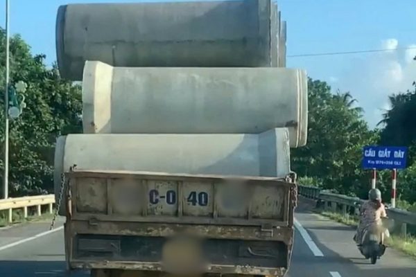 Phạt 20 triệu vì chở ống cống bê tông không chằng buộc