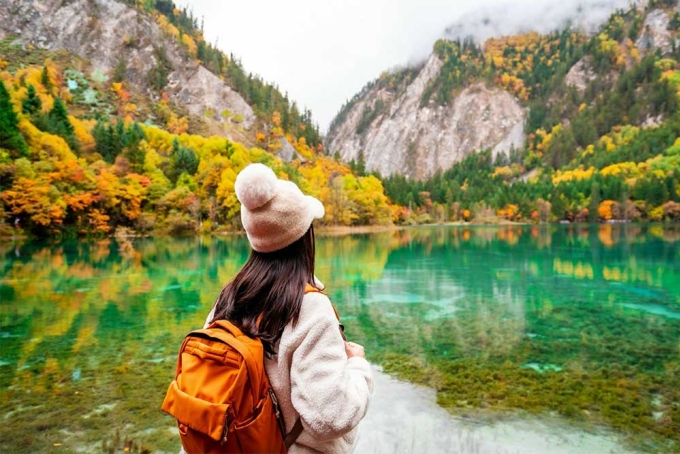 Khách du lịch Việt Nam tham quan Cửu Trại Câu. Ảnh: Vietravel