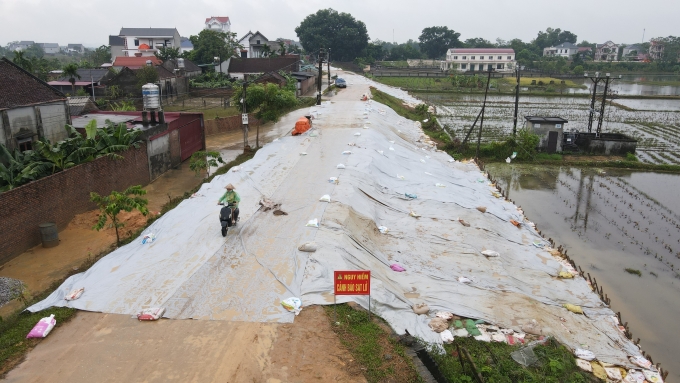 Đê điều hư hại sau lũ lịch sử ở Bắc Ninh, ngày 14/10. Ảnh: Giang Huy