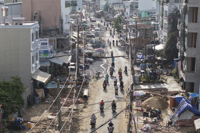 Giải phóng mặt bằng để đẩy nhanh đầu tư công là công việc cấp bách của TP HCM từ đây đến cuối năm. Mở rộng đường Chu Văn An, phường Bình Thạnh. Ảnh: Thanh Tùng