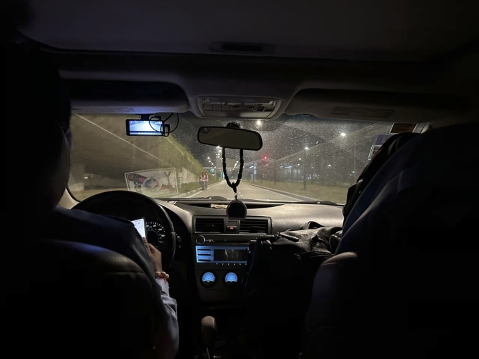 Phóng viên Park trên chuyến xe taxi tới Phnom Penh tối 14/10. Ảnh: Chosun