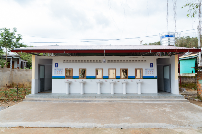 Nhà vệ sinh mới của thầy và trò trường cấp 2 Hưng Trạch. Ảnh: Tùng Đinh