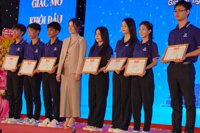 Các sinh viên xuất sắc và hoàn cảnh khó khăn được trao học bổng. Ảnh: Vương Quốc