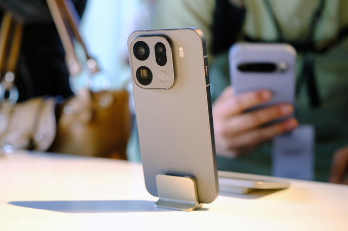 Find X9 Pro với cụm camera gần vuông. Ảnh: Tuấn Hưng