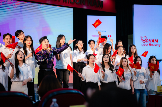 Đại sứ Quỹ Chạm Yêu Thương - ca sĩ Tùng Dương giao lưu cùng tình nguyện viên tại lễ ra mắt. Ảnh: Techcombank