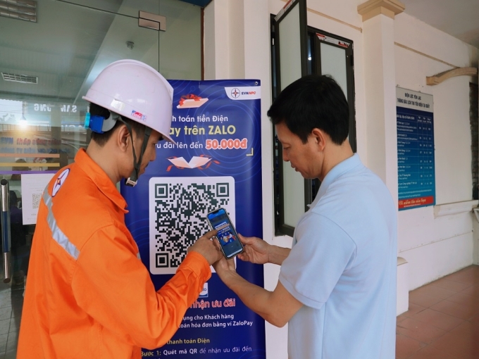 EVNNPC đẩy mạnh thanh toán không dùng tiền mặt. Ảnh: EVNNPC