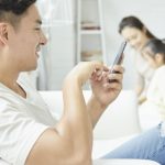 Smartphone chia rẽ: Thế giới vợ chồng rạn nứt?