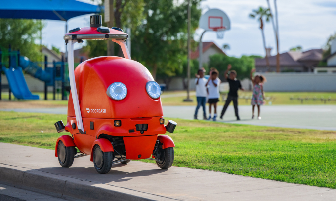 Dot với ngoại hình ngộ nghĩnh trên đường đi giao đồ ăn. Ảnh: DoorDash