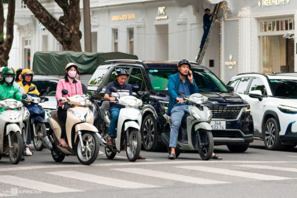 Phạt dùng điện thoại khi dừng đèn đỏ: Quy định ở các nước