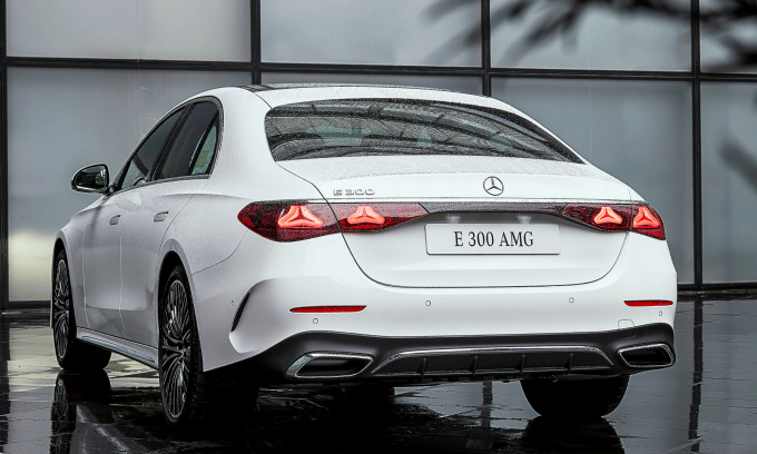 Đèn hậu E-class thế hệ mới lấy cảm hứng từ ngôi sao ba cánh. Ảnh: Mercedes