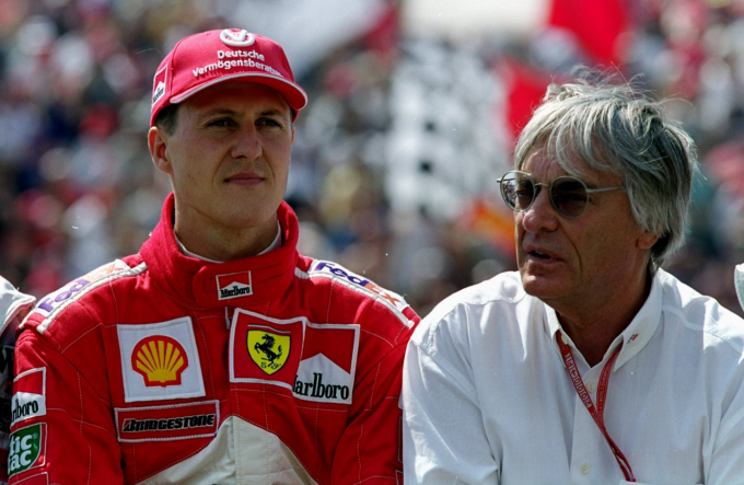 Bernie Ecclestone (phải) và huyền thoại F1 Michael Schumacher.